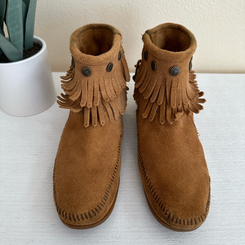 Minnetonka Carmel Suede Leather Side Zip Double Fringe Booties Woman’s 9 - Picture 2 of 9